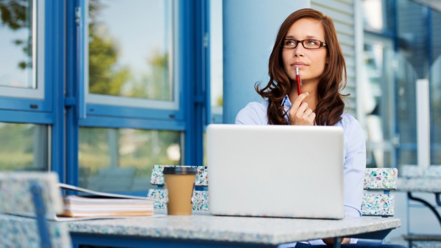 Женщина думает