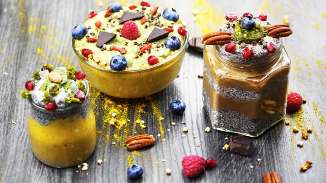 Пафе из манго с ягодами и семенами чиа