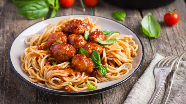 Спагеті з м'ясними фрикадельками