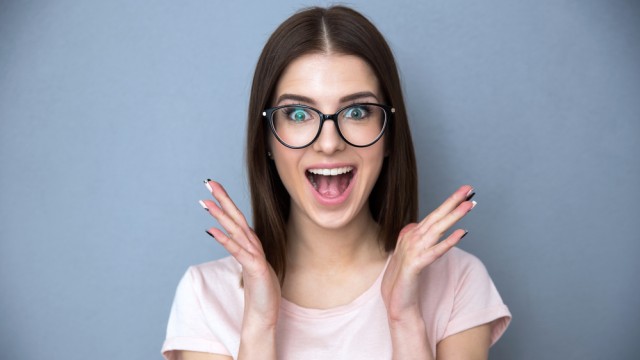 Женщина смеется 