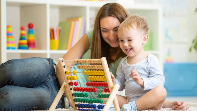 Малюк із мамою грають