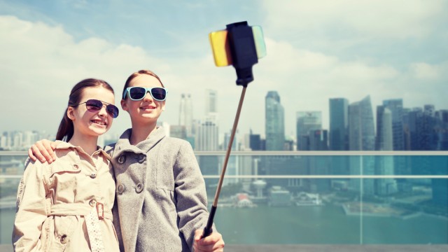 діти зі смартфоном роблять селфі