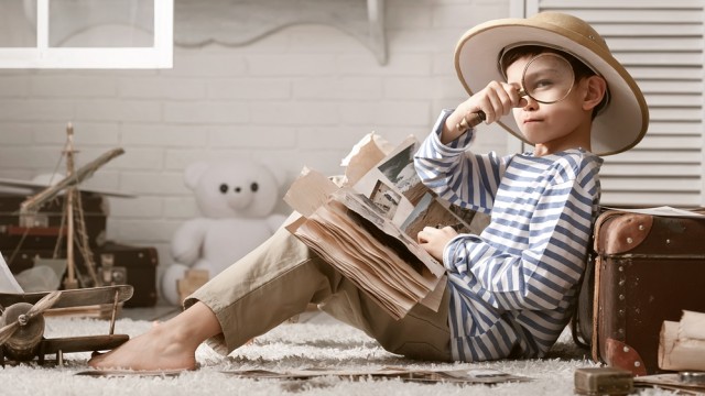 Дитина з лупою