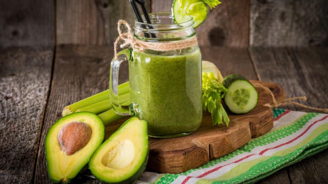 Авокадо на столе