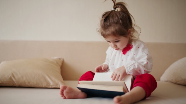 Ребенок рассматривает книгу 