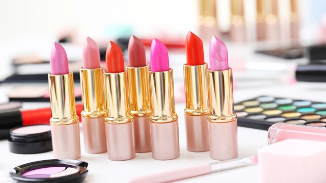 Помады на столе