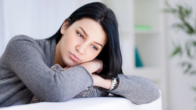 Задумлива сумна жінка