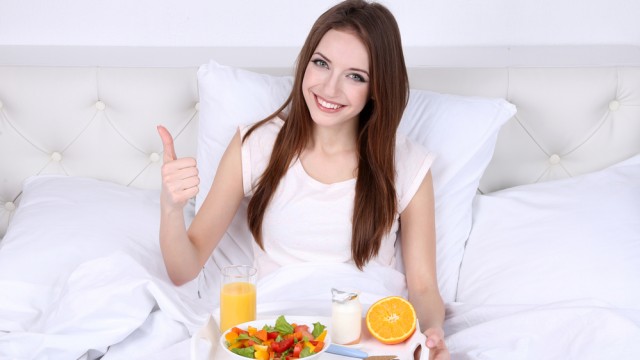 Девушка завтракает салатом и соком