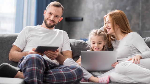 Сім'я відпочиває у вітальні