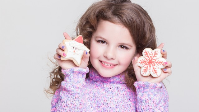 Ребенок держит сладости в руках