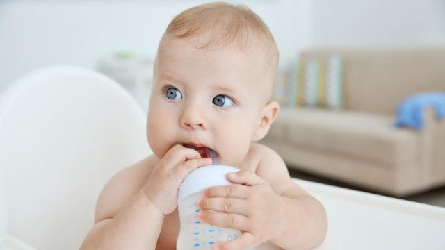 ребенок пьет воду