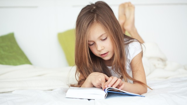 Ребенок читает 