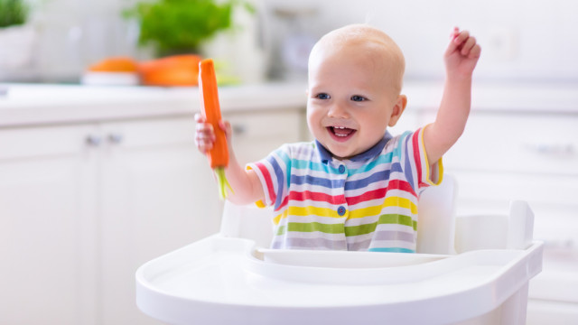 Малюк їсть морквину