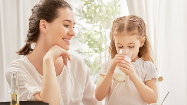 мама с ребенком пьют молоко