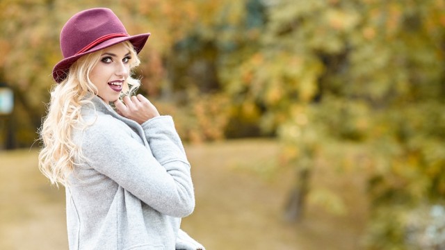 Красивая девушка в шляпе