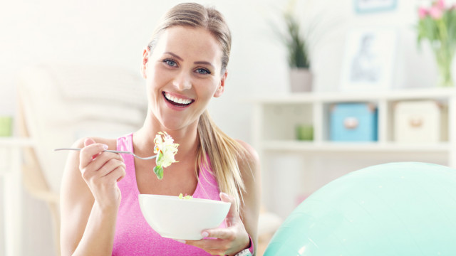 Жінка їсть салат