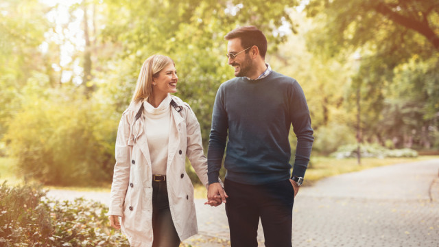 Чоловік і жінка на прогулянці