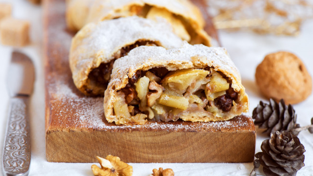 Штрудель з яблуками і горіхами