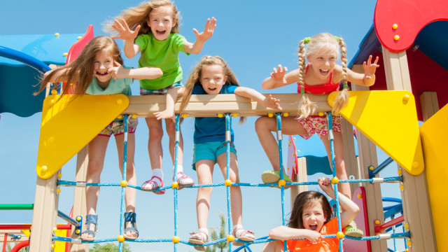 дети играют на площадке