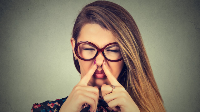 Жінка закрила ніс