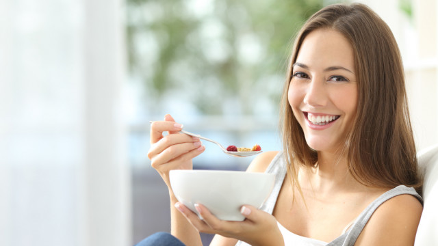 Красива дівчина їсть кашу