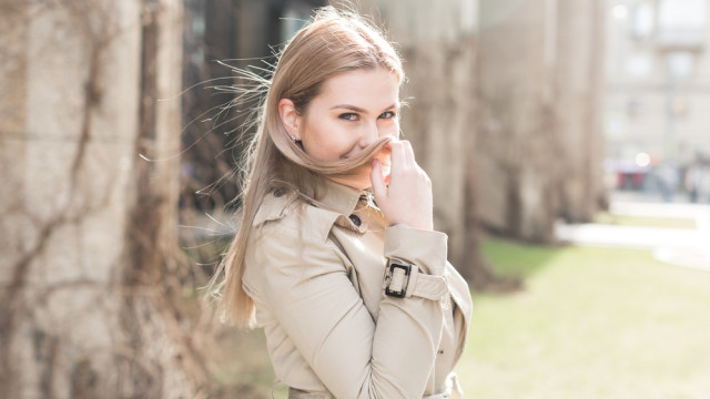 Красива блондинка навесні