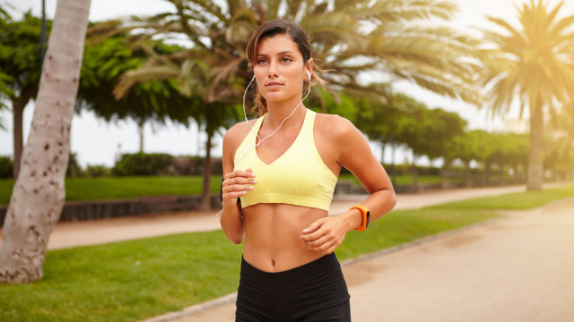 Дівчина з плоским животом