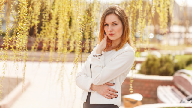 Красива дівчина в парку навесні