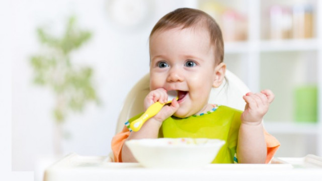 малыш с ложкой 