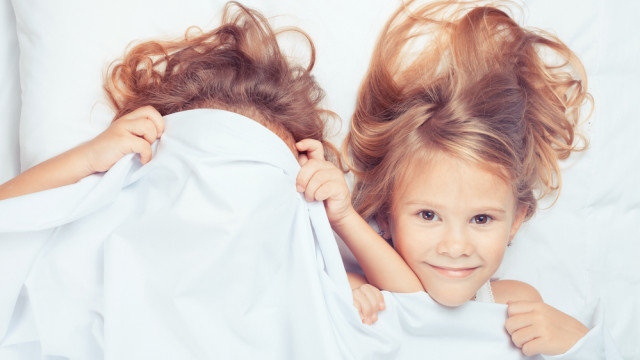 Дети под одеялом