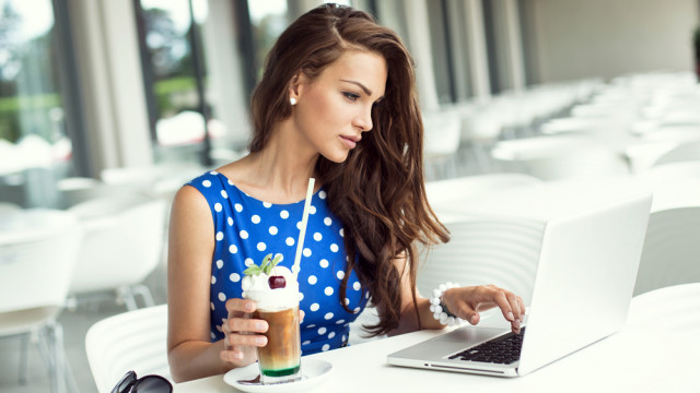 Жінка в кафе