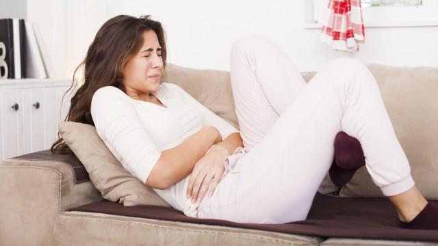 Женщина пьет чай 