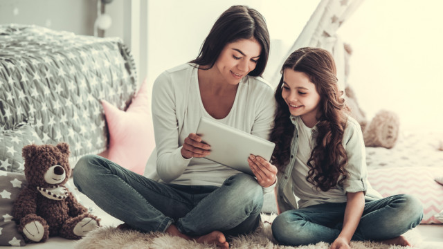 Мама с дочкой и планшетом