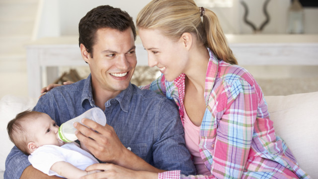 Тато і мама годують малюка