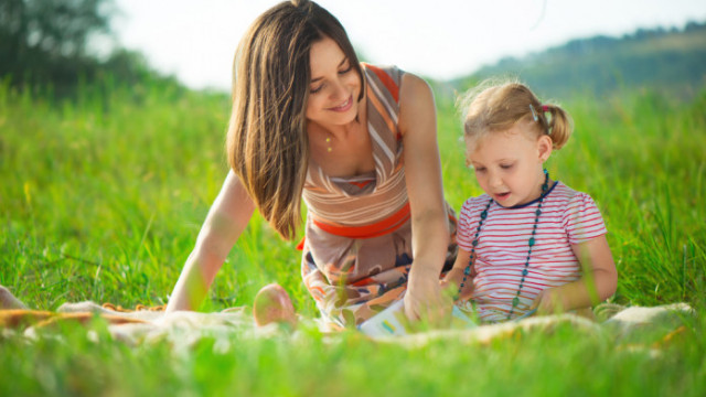 Мама с дочкой играют на природе