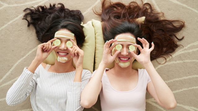 жінки з огірковим масками