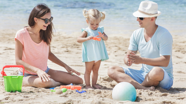 сім'я на пляжі