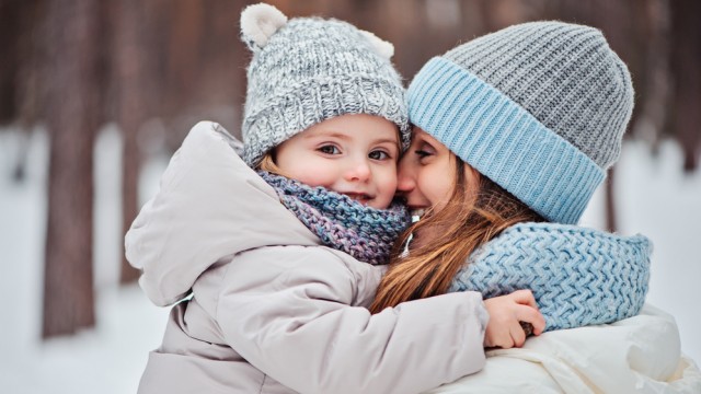дівчинка з мамою взимку