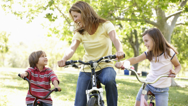 Мама з дітьми на велосипедах