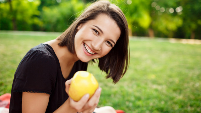 Дівчина з яблуком