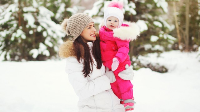 дитина з мамою взимку