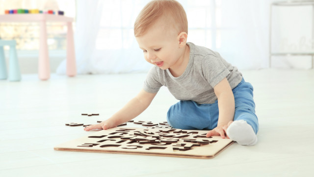 дитина грає