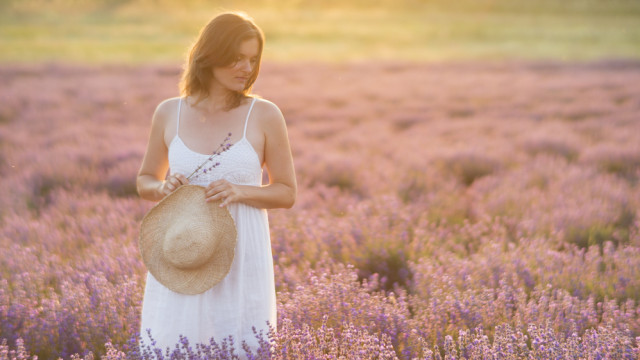 Красива дівчина влітку