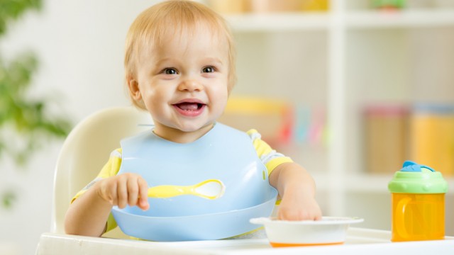 Маленька сладкоїжка: чи можна їсти солодощі дитині до року?