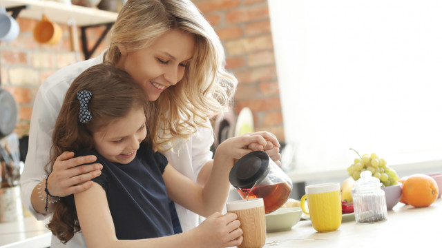 Мама і донька наливають чай у чашку