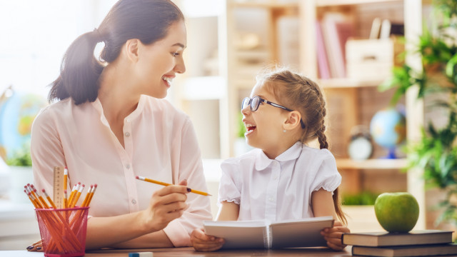 Дочка учится писать с мамой