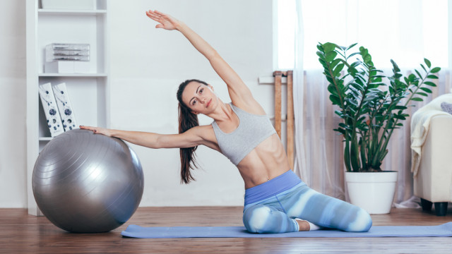 Дівчина тренується із фітболом