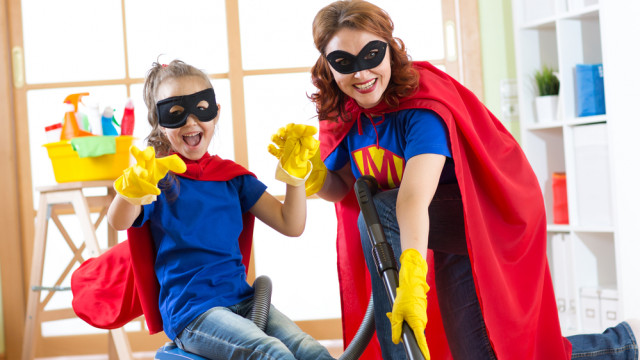 Мама с дочкой заняты уборкой в доме