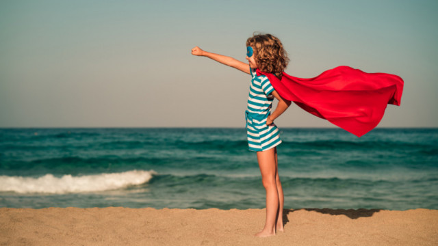 Смілива дитина на пляжі