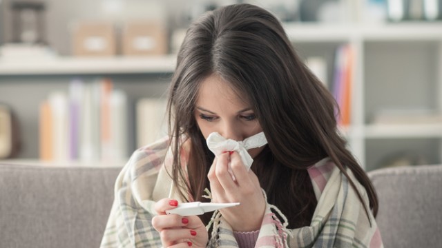 жінка хворіє